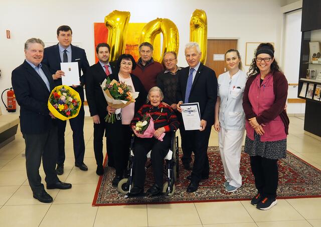 Feier zum 101. Geburtstag von Elfriede Gabriel (M.) mit Verwaltungsdirektor Peter Sloup, Fabian Ferstl von der Bezirkshauptmannschaft Mödling, dem Geschäftsführer der Wiener Privatkliniken, Thomas Ebm, Pflegedirektorin Eva Maria Horner, Gabriels Neffen Hermann und Peter Fischer, Bürgermeister Johann Zeiner sowie den Pflegerinnen Beate Fall und Amra Zelenkic (v.l.) | Foto: Marktgemeinde Maria Enzersdorf