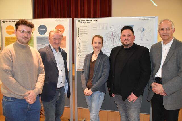 (v.l.) Marvin Böhnke (Student), Bürgermeister Michael Lampel, Kimberly Roth (Studentin), Umweltstadtrat David Kaufmann, und Prof. Michael Meschik. | Foto: Stefan Schneider