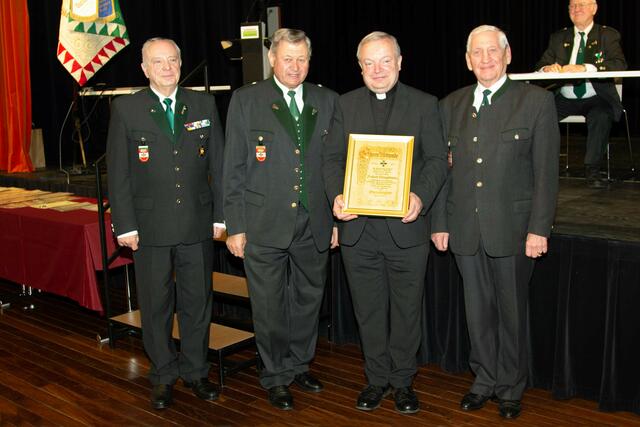 Obmann Karl Buchgraber (2.v.l.), Obmann-Stellvertreter Anton Schuh (r.) und  Obmann-Stellvertreter Walter Bendl (l.) ernannten Stadtpfarrer Friedrich Weingartmann zum Ehrenmitglied des ÄKB-Stadtverbandes Feldbach. | Foto: ÖKB Feldbach