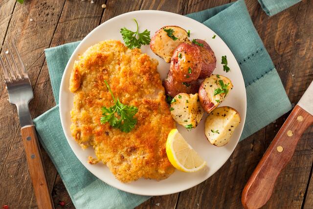 Ob Schnitzel, vegane Bowls oder eine Spezialität vom Metzger – in der Region Grieskirchen und Eferding gibt es eine Vielzahl an Möglichkeiten für das alltägliche Mittagsmenü. | Foto: panthermedia/bhofack2