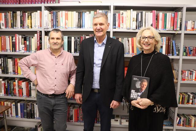 Buchpräsentation "Ein Tiroler Kripobeamter weltweit im Einsatz" in der Stadtbibliothek Landeck: Moderator Dietmar Wachter, Autor Christoph Hundertpfund und Leiterin Tina Köll-Zimmermann (v.l.). | Foto: Othmar Kolp