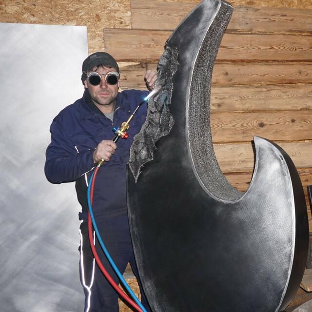 Der Wildschönauer Metallkünstler Gwiggner Andreas: "Metall wird immer beliebter: Es ist zeitlos, modern, gut kombinierbar und es gibt viele Möglichleiten zum Bearbeiten." | Foto: Wimmer