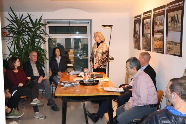 Die Stadtbibliothek Landeck war bei der Buchpräsentation bis auf den letzten Platz gefüllt. | Foto: Othmar Kolp