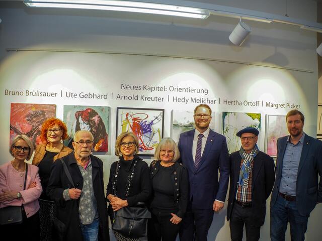 Freuen sich über die Ausstellung: vl Margret Picker, Gemeinderätin Isabella Rauter, Bruno Brülisauer, Hertha Ortoff, Ute Gebhard, Vorsitzender Marc Germeshausen, Arnold Kreuter und Stv. Vorsitzender Thomas Pfeffer.