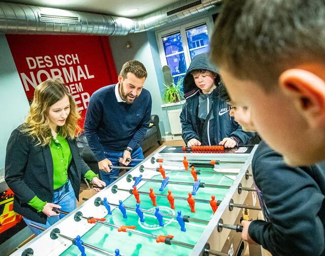 Claudia Plakolm und Simon Tschann beim Tischfußball | Foto: BKA/Melicharek