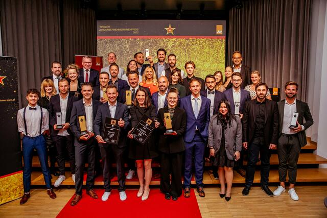 Alle Preisträger des Tiroler Jungunternehmerpreises 2022 am Walk of Fame, Tirol zieht positive Bilanz bei Neugründungen. | Foto: Victor Malyshev/ WK Tirol 