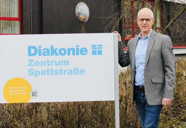 Geschäftsführer Heinz Wieser vor dem Haupthaus des Diakonie Zentrum Spattstraße in Kleinmünchen.  | Foto: Diakonie Zentrum Spattstraße