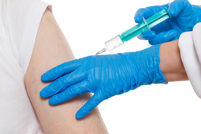 Die Corona-Impfung ist weiterhin kostenlos bei den niedergelassenen Ärztinnen und Ärzten möglich. | Foto: Panthermedia/Boarding_Now