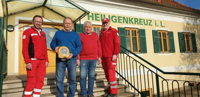 Chris Janics (links) und Jens Willgruber vom Roten Kreuz übernahmen einen Defibrillator von Bgm. Edi Zach (2. von links) und Vbgm. Georg Pataki. | Foto: Gemeinde Heiligenkreuz