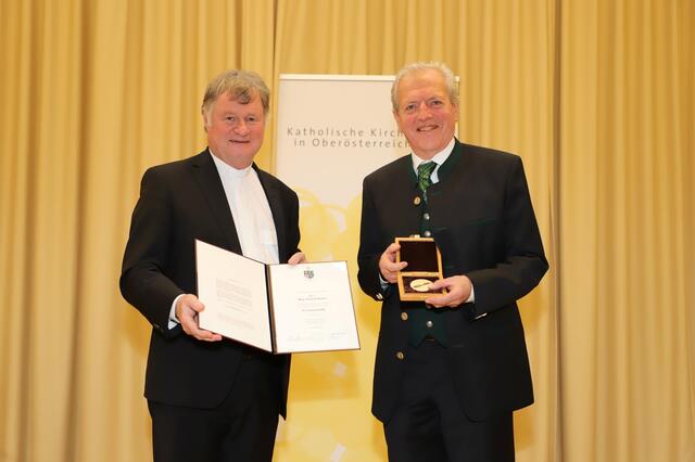 Konrad Karrer (re.) mit Bischof Manfred Scheuer. | Foto: Franz Reischl