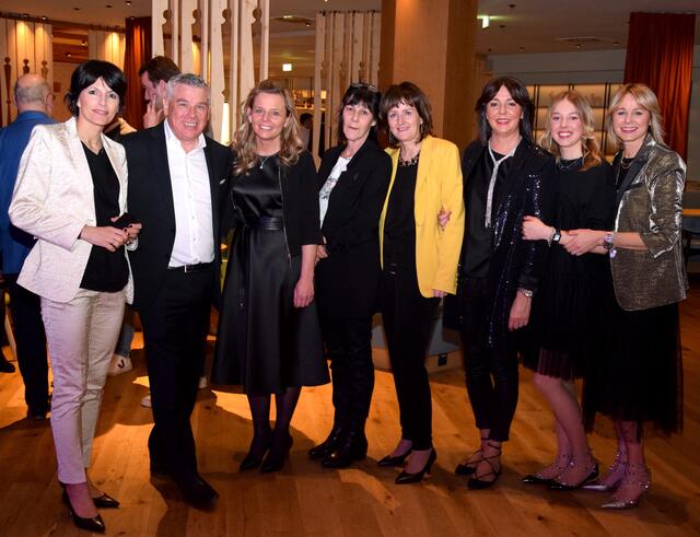 Christine Brunner, Erich Falkensteiner, Christl Zimmerhofer, Gaby Falkensteiner, Barbara Michaeler, Verena Brunner und Doris Michaeler (v. l.) | Foto: Gerhard Scopoli