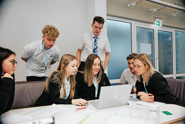 Volkswirtschaft nicht nur theoretisch zu verstehen, sondern auch praktisch zu erleben. So wie kürzlich die Schüler:innen der Zillertaler Tourismusschulen bei „ECOMANIA“.