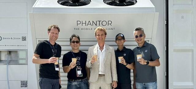Nico Rosberg (Bildmitte) macht Werbung für ein Produkt mit Freistädter Wurzeln. | Foto: Privat