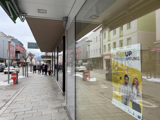 In den Auslagen der leerstehenden Geschäftslokale wird auf die Möglichkeit des Leader-geförderten Projektes hingewiesen. | Foto: Felix Hallinger