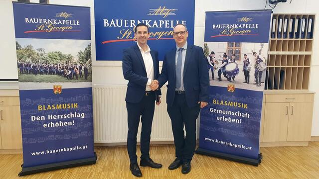 Reinhard Bauer (re.) übergibt die Funktion des Obmanns an Matthias Lehner (li.). | Foto: Bauernkapelle St. Georgen