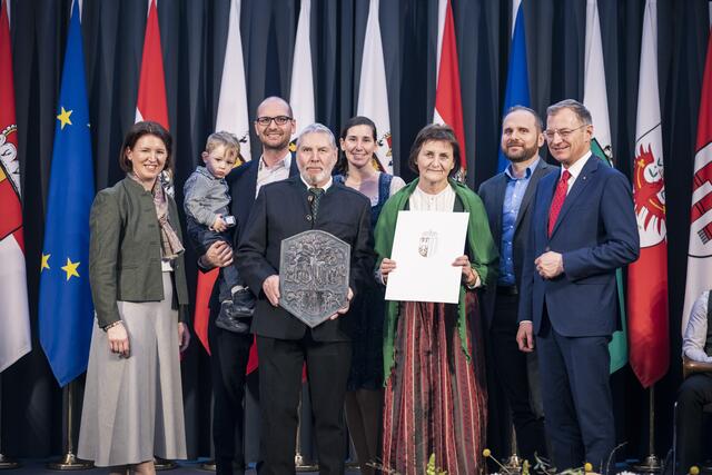 15 Bauernhöfe aus dem Bezirk Schärding wurden neu als Erbhof ausgezeichnet – unter anderem Karl und Anneliese Mitterecker aus Andorf mit Familie, Hofname Niederecker.  | Foto: Max Mayrhofer / Land OÖ
