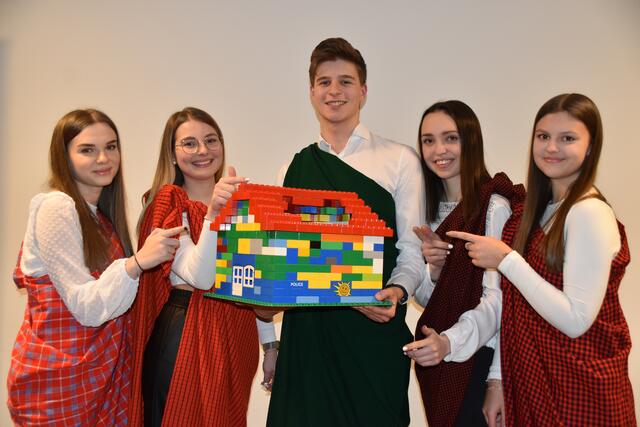 Die BHAK-Schüler Lena Haselpacher, Antonia Adelmann, Felix Portschy, Viktoria Horvath und  Lisa Tormann sammeln für eine Volksschule in Tansania. | Foto: Michael Strini
