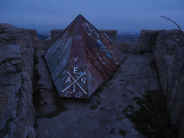 Oben am Turm: Ein verrostetes Raumschiff, das vor Jahrzehnten hier gelandet ist?