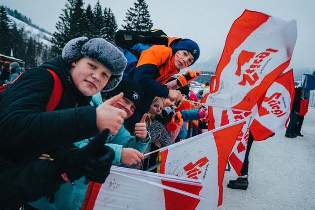 Bereits in der Qualifikation herrschte ausgelassene Stimmung am Kulm: Rund 400 Schülerinnen und Schüler waren im Rahmen des Kids-Days dabei. | Foto: Wir sind Kulm/Nagler