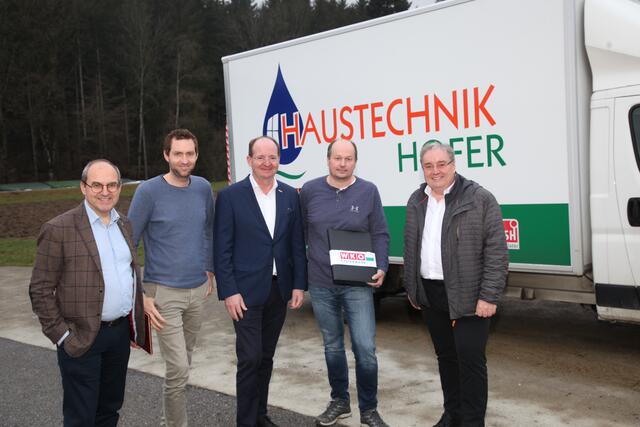 Die Wirtschaftskammer-Vertreter bei der Haustechnik Hofer GmbH. | Foto: WKO