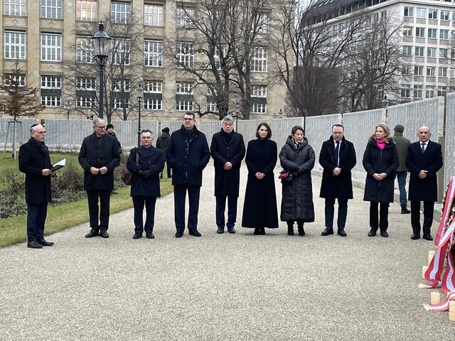 Neben dem Präsidenten der IKG Wien, Oskar Deutsch, nahm auch der Botschafter des Staates Israel, Mordechai Rodgold, sowie Vertreter der Roma an der Gedenkveranstaltung teil. Daneben machen Vizekanzler Werner Kogler (Grüne), Bundesministerin Karoline Edtstadler (ÖVP) und Beate Meinl-Reisinger (Neos) ihre Aufwartung. | Foto: Barbara Schuster/RMW