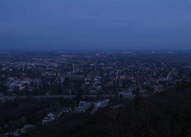 Blick auf Aquädukt und die Lichterzeile der Habsburgerstraße, im Hintergrund die B210 zur Autobahn
