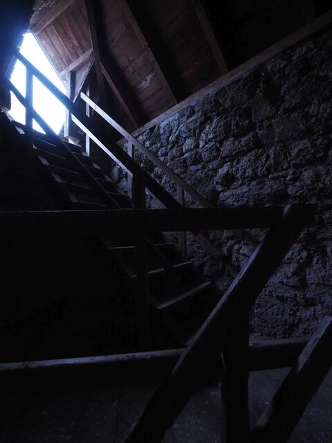 Stimmungsvolles Licht-und-Schatten-Spiel im Turm