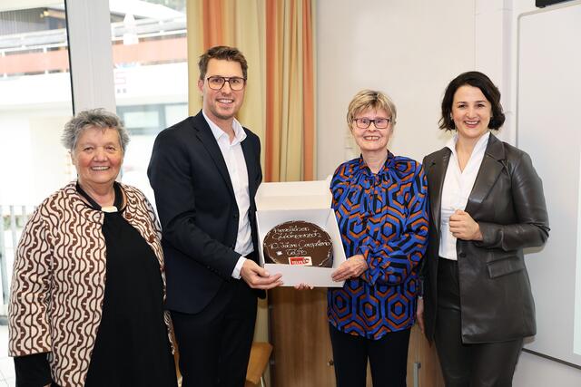 Eine Geburtstagstorte überreichte Bgm. Christian Härting gemeinsam mit LRin Astrid Mair (r.) an die beiden Initiatorinnen Sieglinde Kobler (3.v.l.) und Silvia Schaller. | Foto: MG Telfs/Pichler