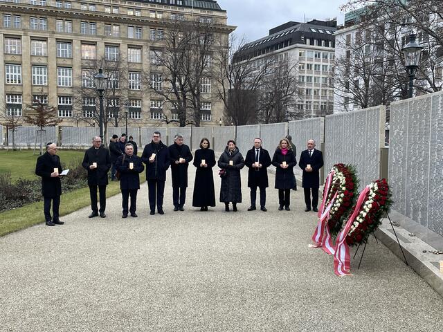 Neben dem Präsidenten der IKG Wien, Oskar Deutsch, nahm auch der Botschafter des Staates Israel, Mordechai Rodgold, sowie Vertreter der Roma an der Gedenkveranstaltung teil. Daneben machen Vizekanzler Werner Kogler (Grüne), Bundesministerin Karoline Edtstadler (ÖVP) und Beate Meinl-Reisinger (Neos) ihre Aufwartung. | Foto: Barbara Schuster/RMW