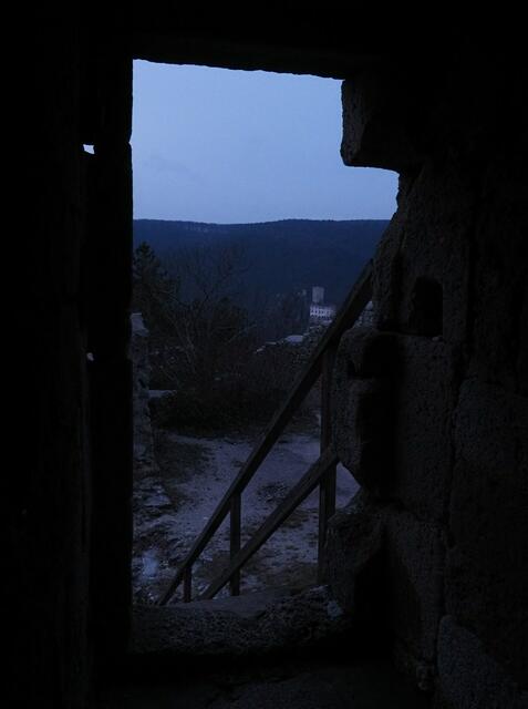 Aus der Finsternis in die Düsternis, gegenüber die Ruine Rauhenstein