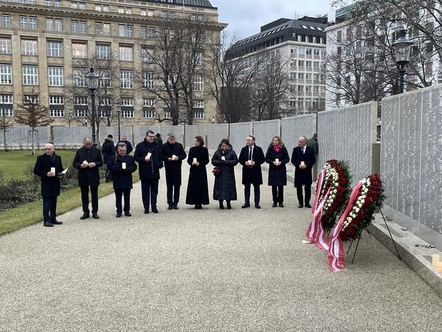 Neben dem Präsidenten der IKG Wien, Oskar Deutsch, nahm auch der Botschafter des Staates Israel, Mordechai Rodgold, sowie Vertreter der Roma an der Gedenkveranstaltung teil. Daneben machen Vizekanzler Werner Kogler (Grüne), Bundesministerin Karoline Edtstadler (ÖVP) und Beate Meinl-Reisinger (Neos) ihre Aufwartung. Gemeinsam stellten sie Kerzen mit der Aufschrift "We Remember" an der Namensmauer auf. | Foto: Barbara Schuster/RMW