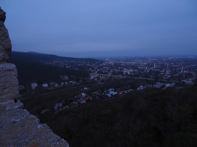 Blick Richtung Nordosten - Aquädukt, Marchetstraße, Doblhoffpark, dahinter Stadtzentrum und Wiener Becken