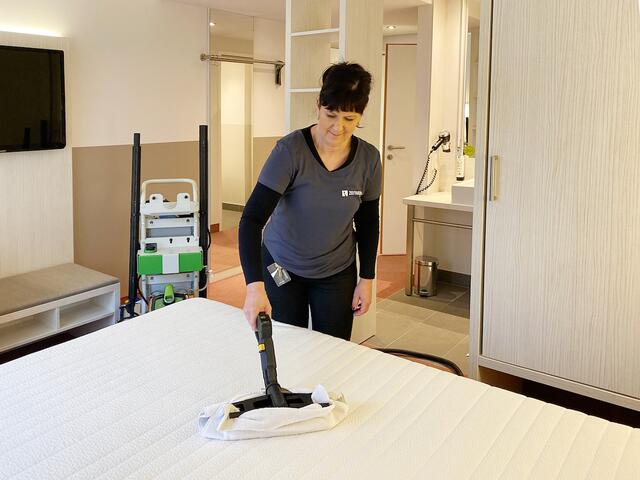 Housekeeping Managerin Rita Jermann an der Green Clean Machine im Hotel Zeitgeist Vienna | Foto: Stefanie Schachner