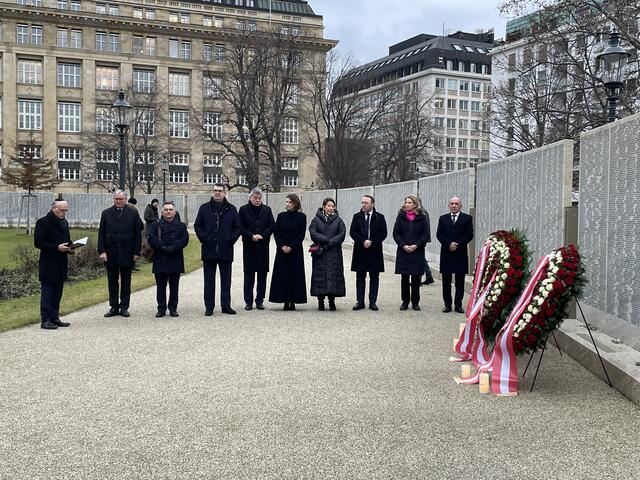 Neben dem Präsidenten der IKG Wien, Oskar Deutsch, nahm auch der Botschafter des Staates Israel, Mordechai Rodgold, sowie Vertreter der Roma an der Gedenkveranstaltung teil. Daneben machen Vizekanzler Werner Kogler (Grüne), Bundesministerin Karoline Edtstadler (ÖVP) und Beate Meinl-Reisinger (Neos) ihre Aufwartung. | Foto: Barbara Schuster/RMW