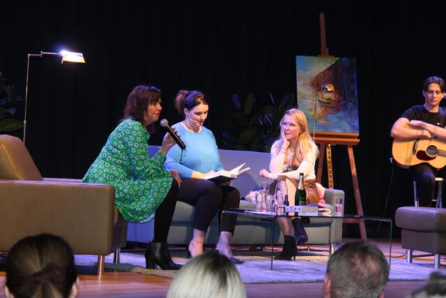 Barbara Karlich las ein Stück aus Martina Parkers neuem Gartenkrimi vor | Foto: Selina Weiner