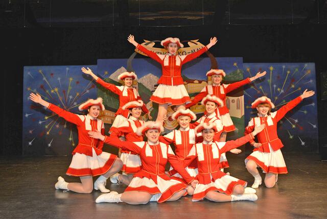 Bussi Bussi, Lei Lei. Freuen Sie sich auf einen unterhaltsamen Abend mit den Narren der Kötschacher Gilde. | Foto: Faschingsgilde Kötschach-Mauthen