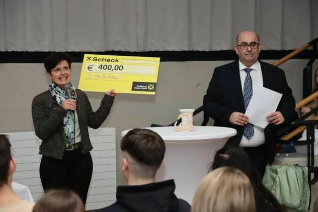 Andrea Descovich nahm den Spendenscheck am Borg Feldbach entgegen. | Foto: Borg Feldbach