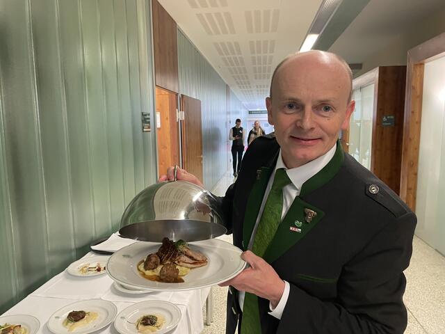 Klaus Friedl, Gastronomie-Fachgruppenobmann der Wirtschaftkammer, kam bei den hervorragenden Ergebnissen ins Schwärmen. | Foto: RegionalMedien