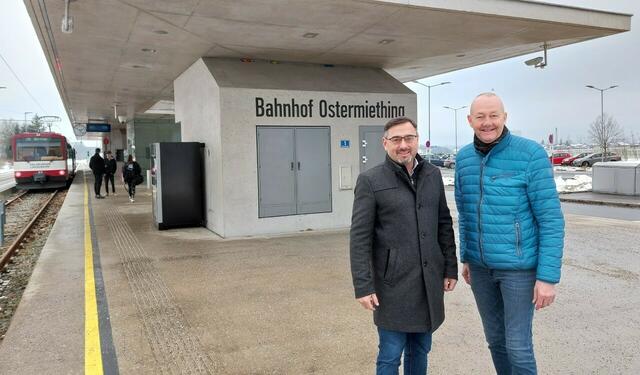 LAbg. Klaus Mühlbacher und Bgm. Gerhard Holzner (beide ÖVP) beim Bahnhof Ostermiething. | Foto: OÖVP Bezirk Braunau