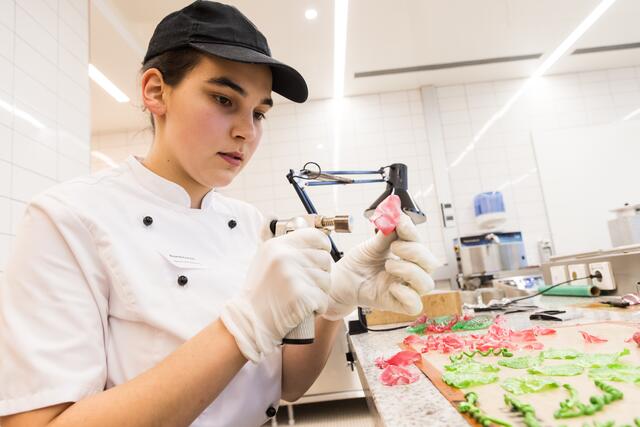 Hochkonzentriert und motiviert gingen die Lehrlinge ans Werk.  | Foto: Helmut Lunghammer