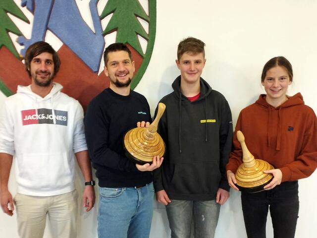 Die Schüler der Mittelschule können sich jetzt im „Stöckln“ versuchen. Von links: Julian Payrleitner (Mittelschule Windhaag) und Obmann Günter Füxl mit zwei Schülern. | Foto: Elternverein Windhaag/Manuela Wagner