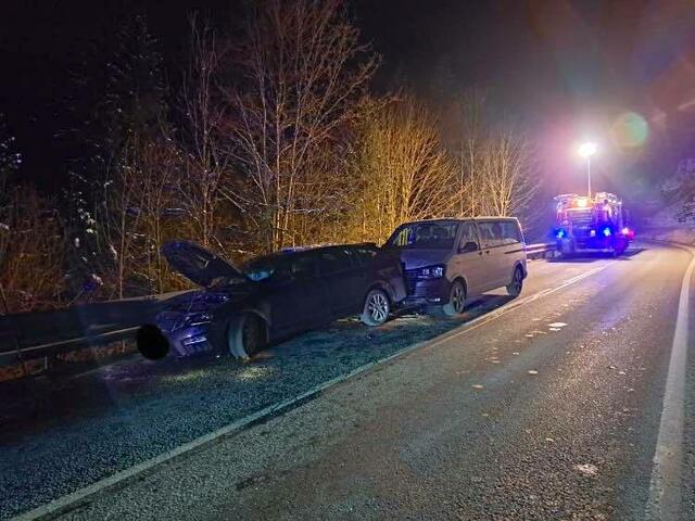 Gestern Abend krachte ein Alkolenker gegen ein entgegenkommendes Fahrzeug. | Foto: Freiwillige Feuerwehr Bischofshofen