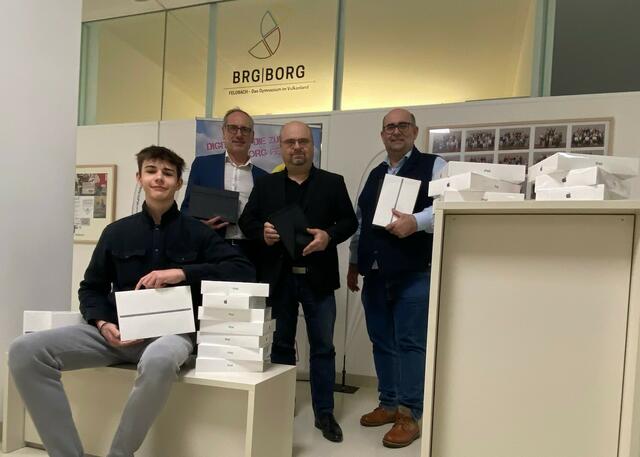 Schülervertreter Sebastian Christandl, Elternvereinsobmann Heimo Schuh, CCF-Prokurist Klaus Lamprecht und Borg-Direktor Gunter Wilfinger (v.l.) bei der Übergabe der gespendeten iPads. | Foto: Borg Feldbach