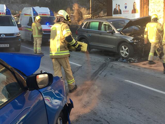Frontalunfall auf der B171 Tiroler Straße in Zams. | Foto: ZOOM.TIROL
