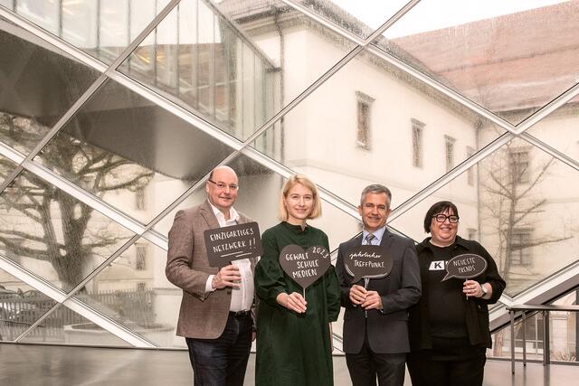 Education Group-Geschäftsführer Peter Eiselmair, Landeshauptmann-Stellvertreterin Christina Haberlander (ÖVP), Thomas Ferchhumer, Direktor NMS St. Agatha sowie Bildungs-Coach Eva Maria Lass im Linzer Schlossmuseum; | Foto: Land OÖ/Tina Gerstmair