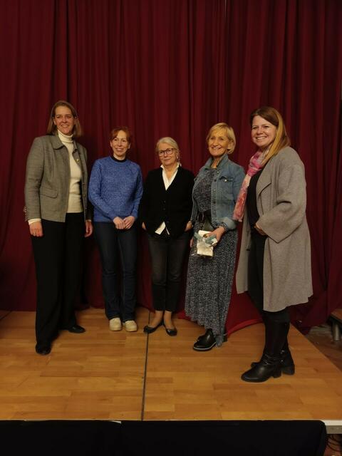 Vlnr.: Landesrätin Andrea Klambauer, Katrin Gruber (Leiterin des Frauenhaus Pinzgau), Adelheid Kastner (Leiterin der Psychiatrie der Uniklinik Linz), Sonja Ottenbacher (Bürgermeisterin von Stuhlfelden und im Zivilberuf Psychotherapeutin) und Georgia Winkler-Pletzer (Regionalentwicklung Pinzgau). | Foto: Regionalentwicklung Pinzgau