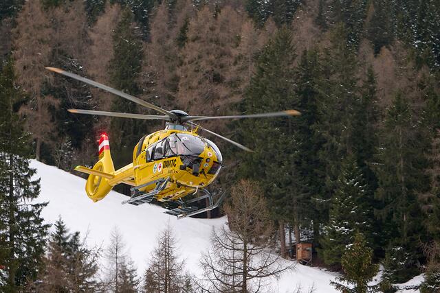 Der Verletzte wurde in das BKH Zams geflogen. | Foto: Zeitungsfoto.at / Symbolbild