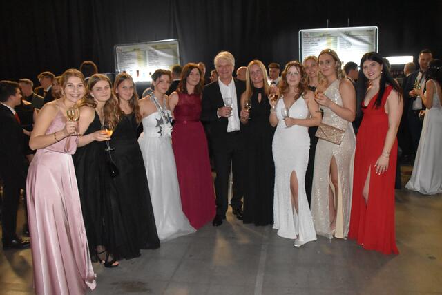 Die Ballsaison ist noch voll im Gange - gefeiert wird in vielen Farben und auch die Frisurentrends sind vielseitig. | Foto: Michael Strini