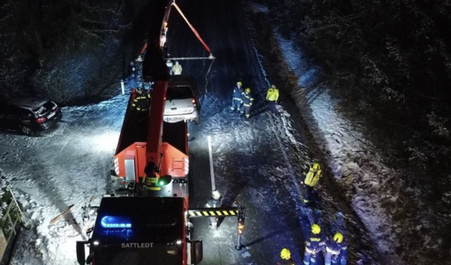 Das verunfallte Auto wurde mit einem Kran geborgen. | Foto: FF Irndorf
