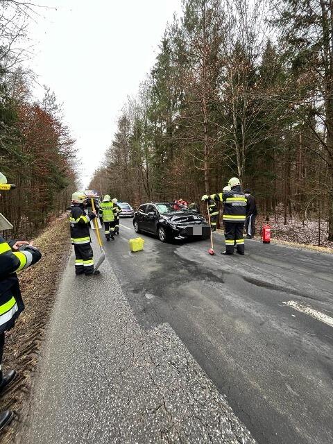 Die Einsatzstelle wurde abgesichert, Brandschutz aufgebaut sowie eine örtliche Umleitung eingerichtet. | Foto: FF Großhartmannsdorf